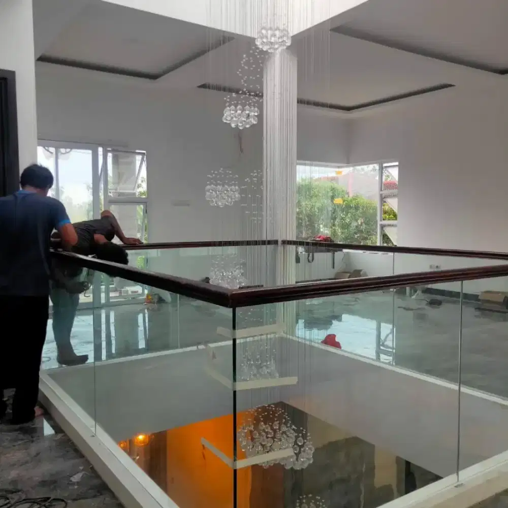 Balkon kaca stainless kombinasi pegangan kayu