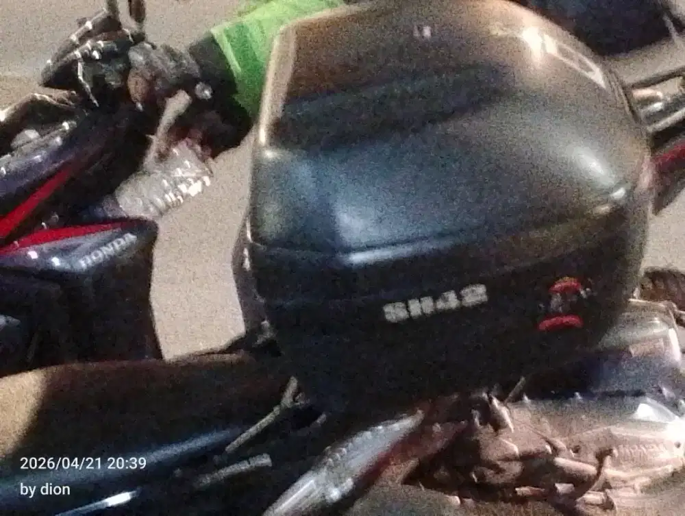 Top box sh 42 jual sama braket masih mulus lecet pemakaian saja