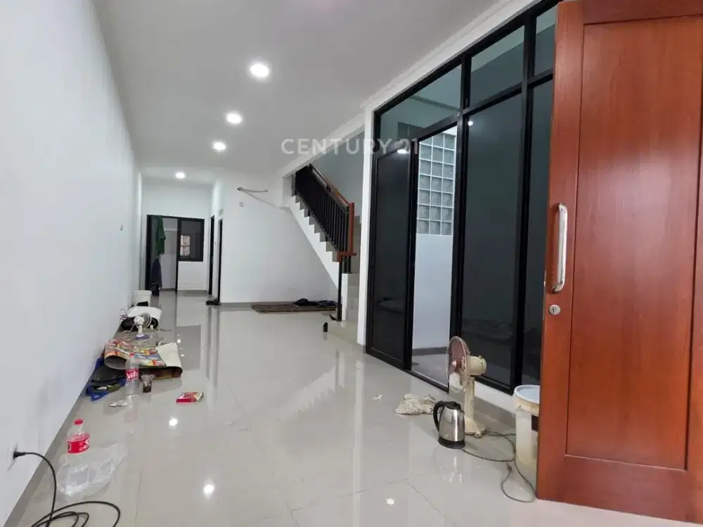 Disewakan Rumah Baru Taman Ratu 3 Lantai Jalan 3 Mobil