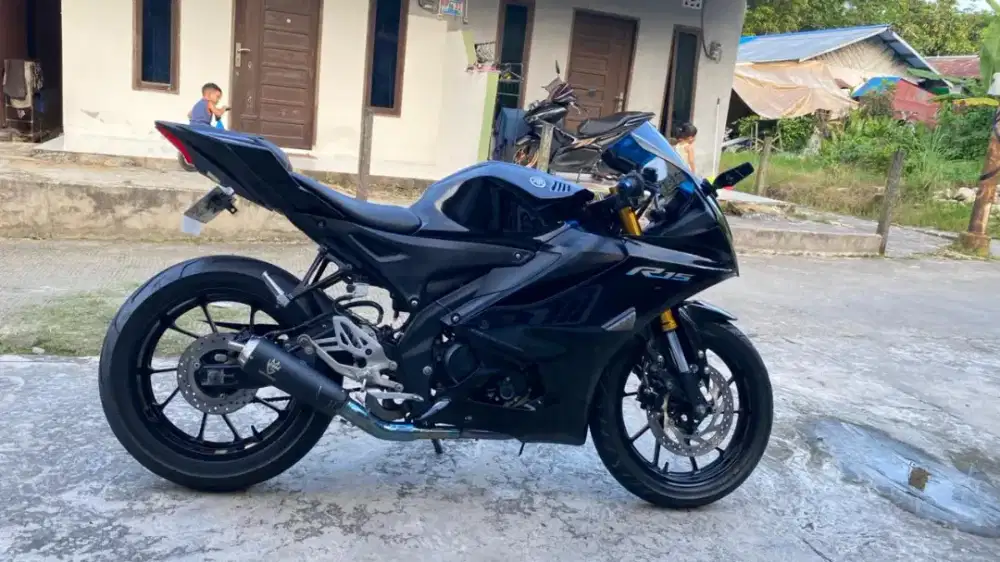 Yamaha R15 V4 connected hitam 2022