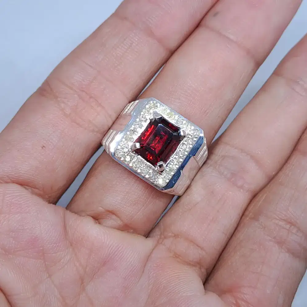 Cincin pria batu garnet dan berlian eropa