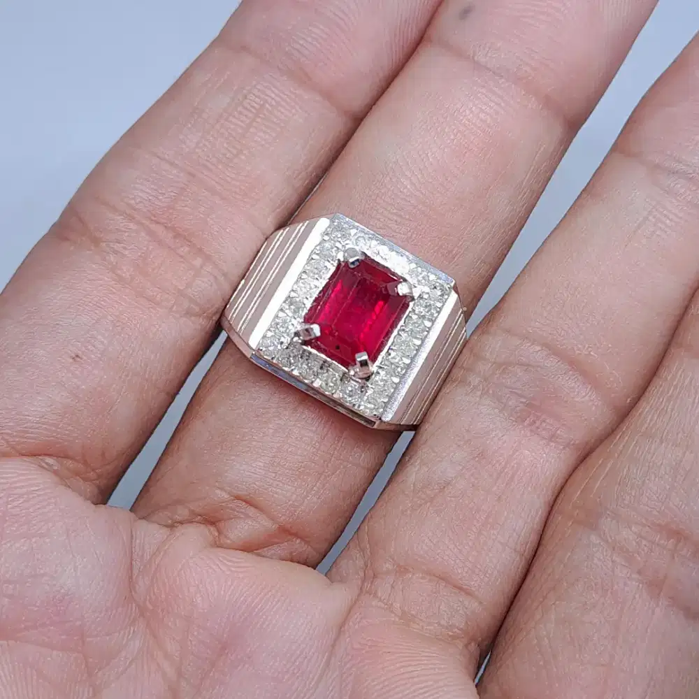 Cincin pria batu ruby dan berlian eropa