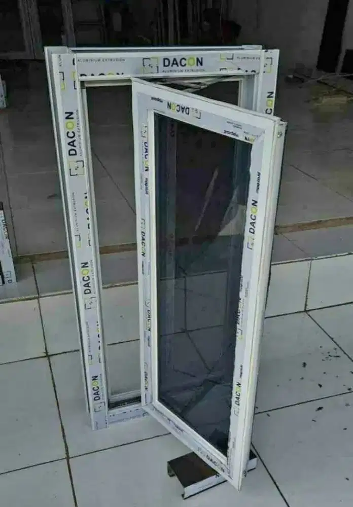 jendela almunium 50x100 bisa castem ukuran