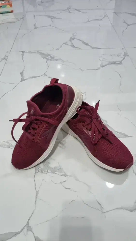 Sepatu lari woman diadora