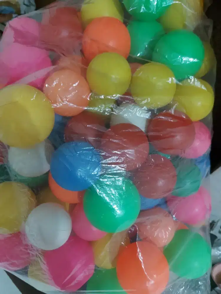 Bola mainan untuk mandi bola