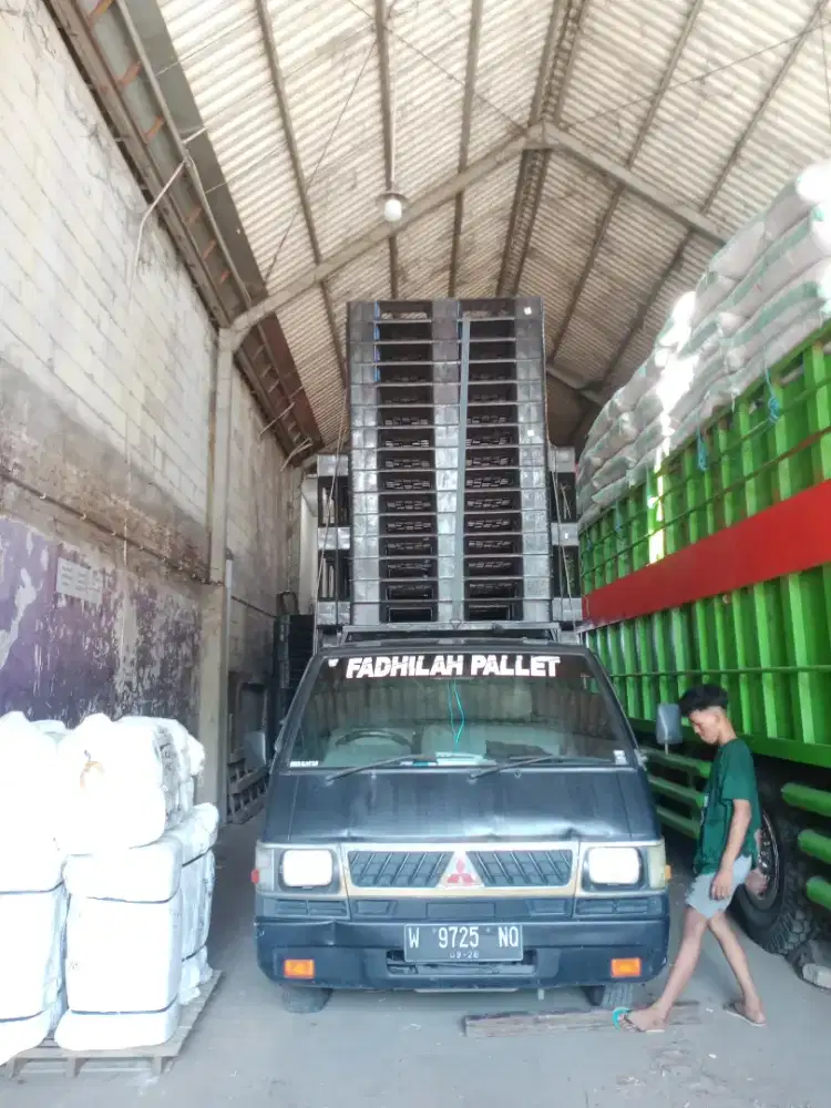 Pallet plastik bekas siap angkut