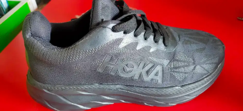 Sepatu merk Hoka