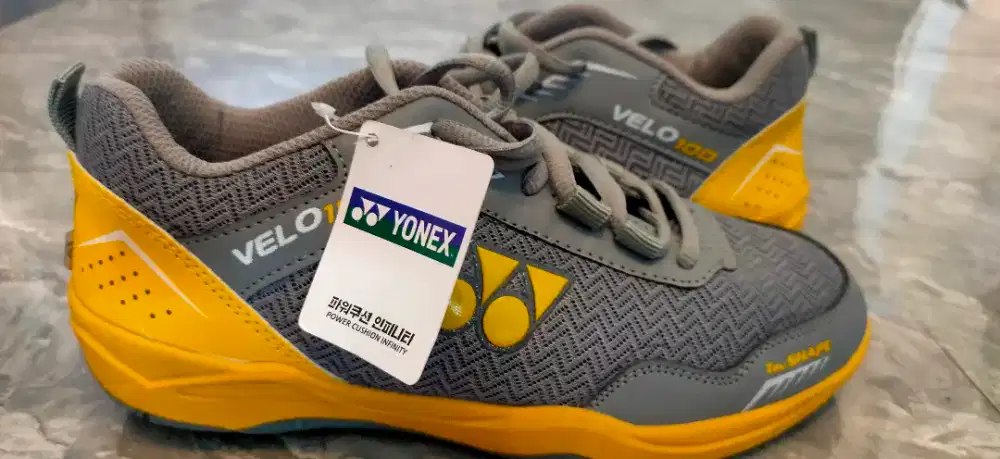 Sepatu Yonex Velo100