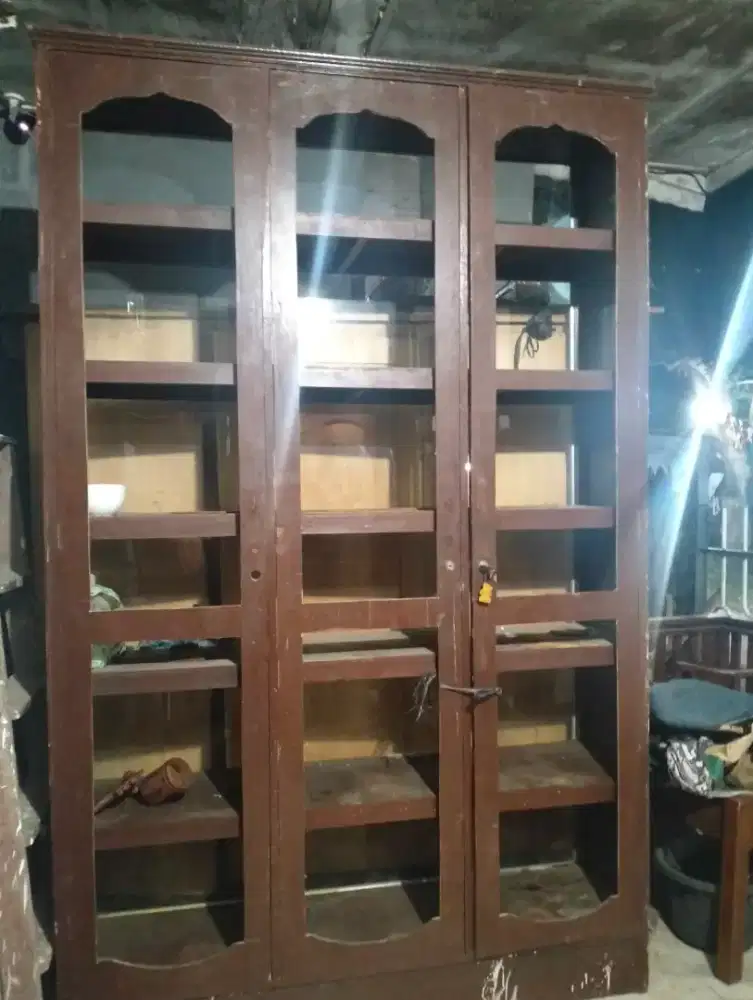 lemari sekat tinggi, depan belakang kaca transparan