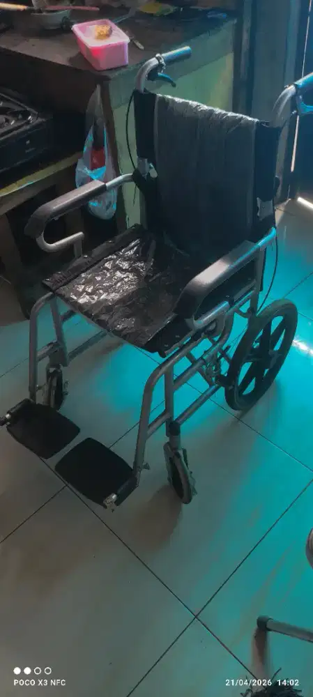 Kursi roda bekas rasa baru