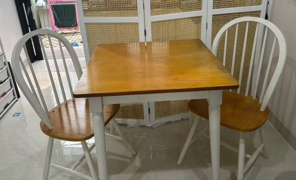 Set meja makan livien