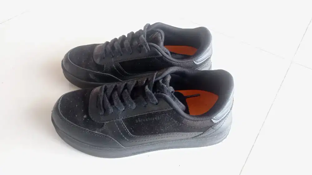Sepatu Sneakers