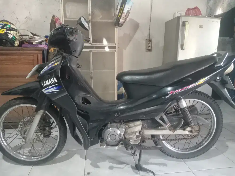 Motor yamaha jupiter tahun 2002 warna hitam.lengkap semuua