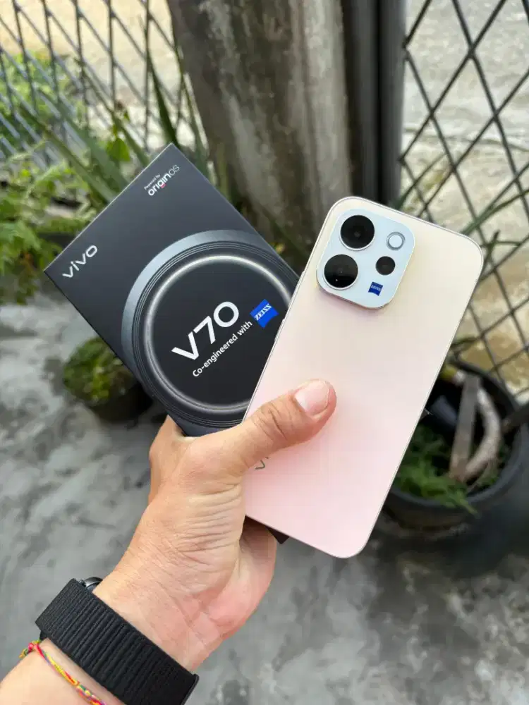 Vivo V70 5G Zeiss 12/256 Garansi Resmi Maret 2027