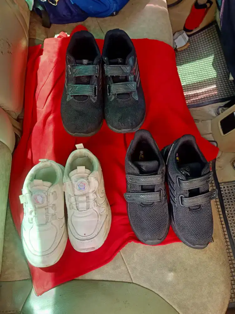 Di jual semua macam sepatu anak semua ukuran dll
