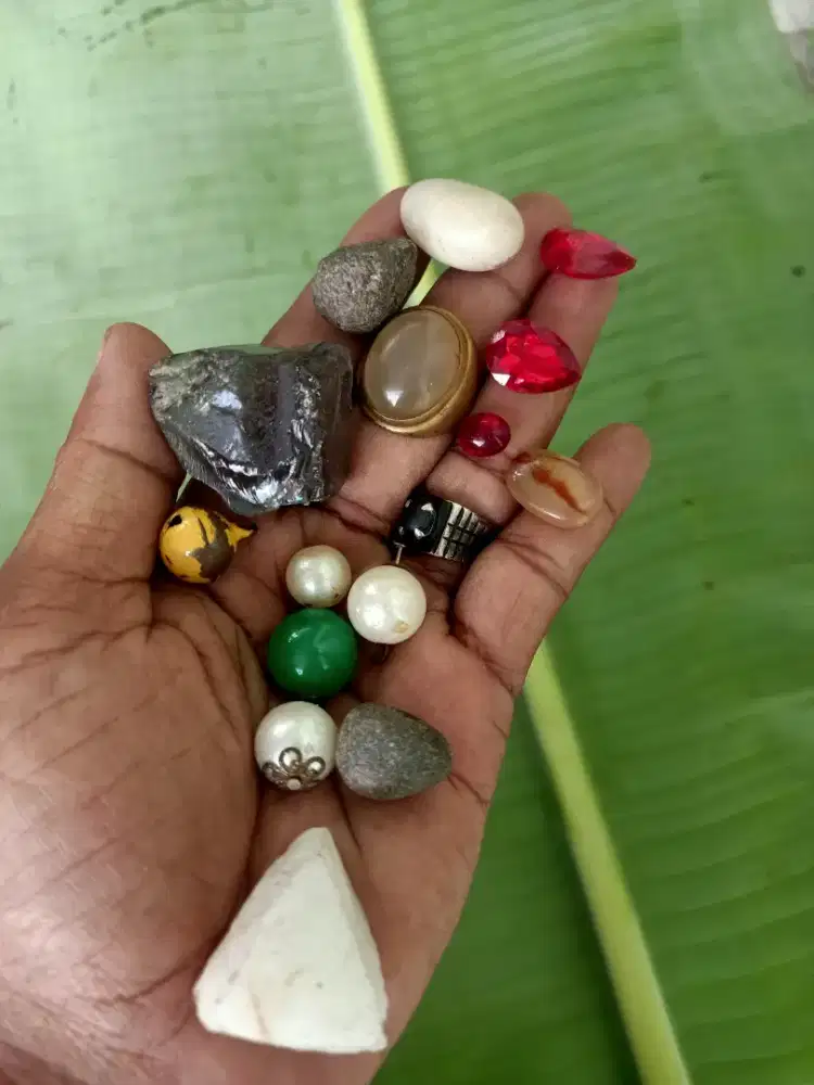 Di jual semua macam batu cincin dan batu untuk liontin kalung