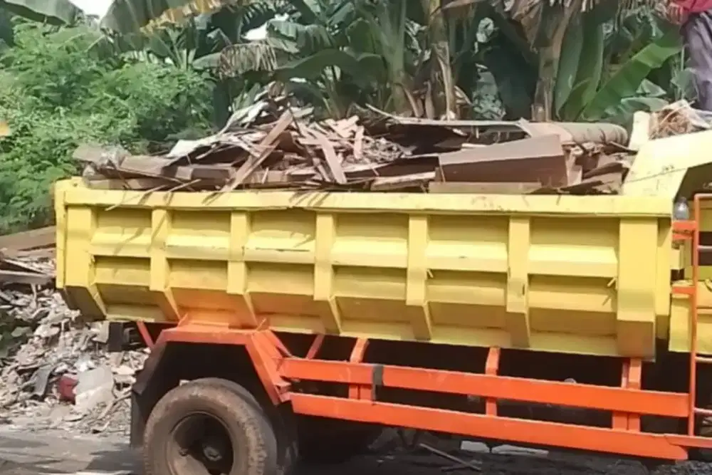 Urugan Atau Buang sisa puing tanah dan smph