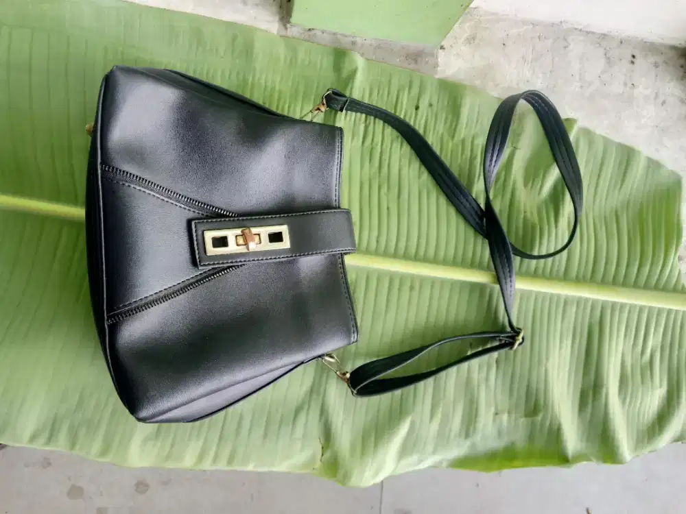 Di jual tas cew jarang di pakai wa dan hp  aja murah meriah