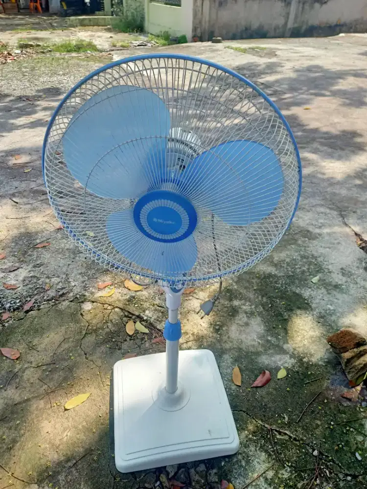 Di jual yg minat dan butuh kipas anggin besar Miyako angin nya kencang