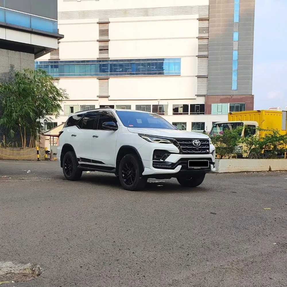(TDP 95JT) LOW KM 31 RB ! (ANTIK) ! FORTUNER 2.8 GR SPORT 2022 HITAM !
