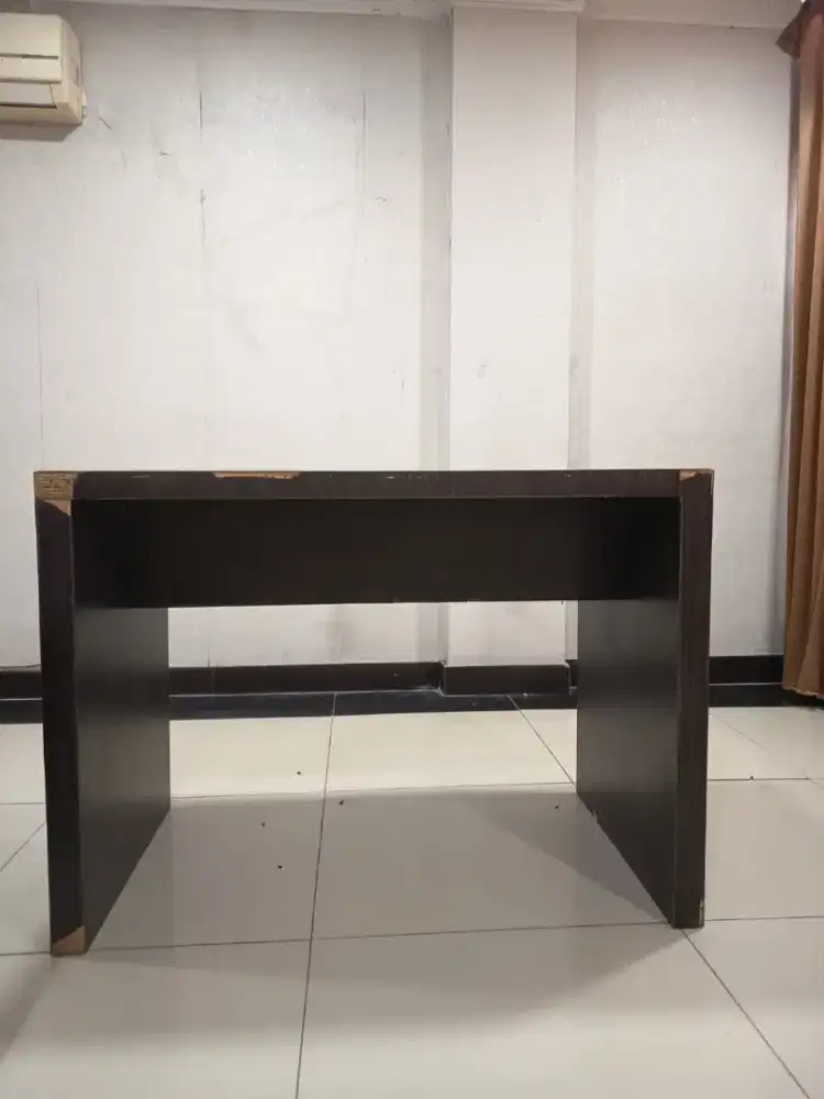 Meja kayu berlapis HPL