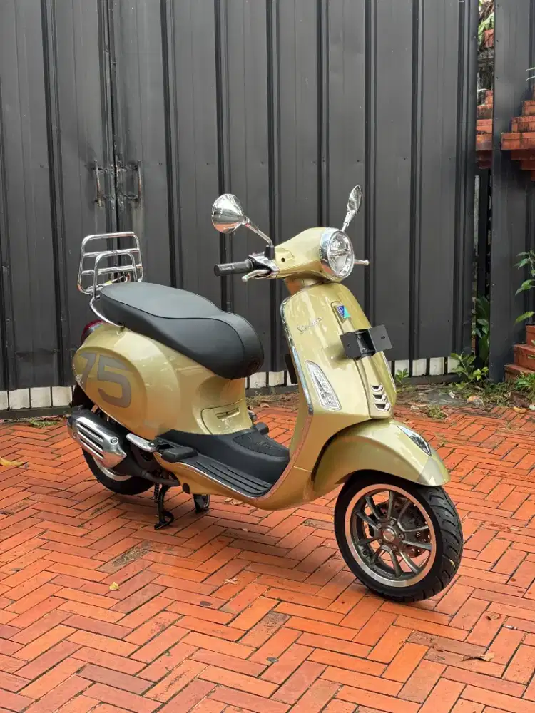 Vespa ANIV 75 TH