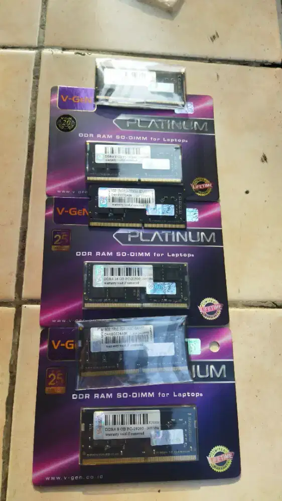 Jual memori V-Gen DDR 4 yg 8gb dan 16gb dijaminn msh okeee