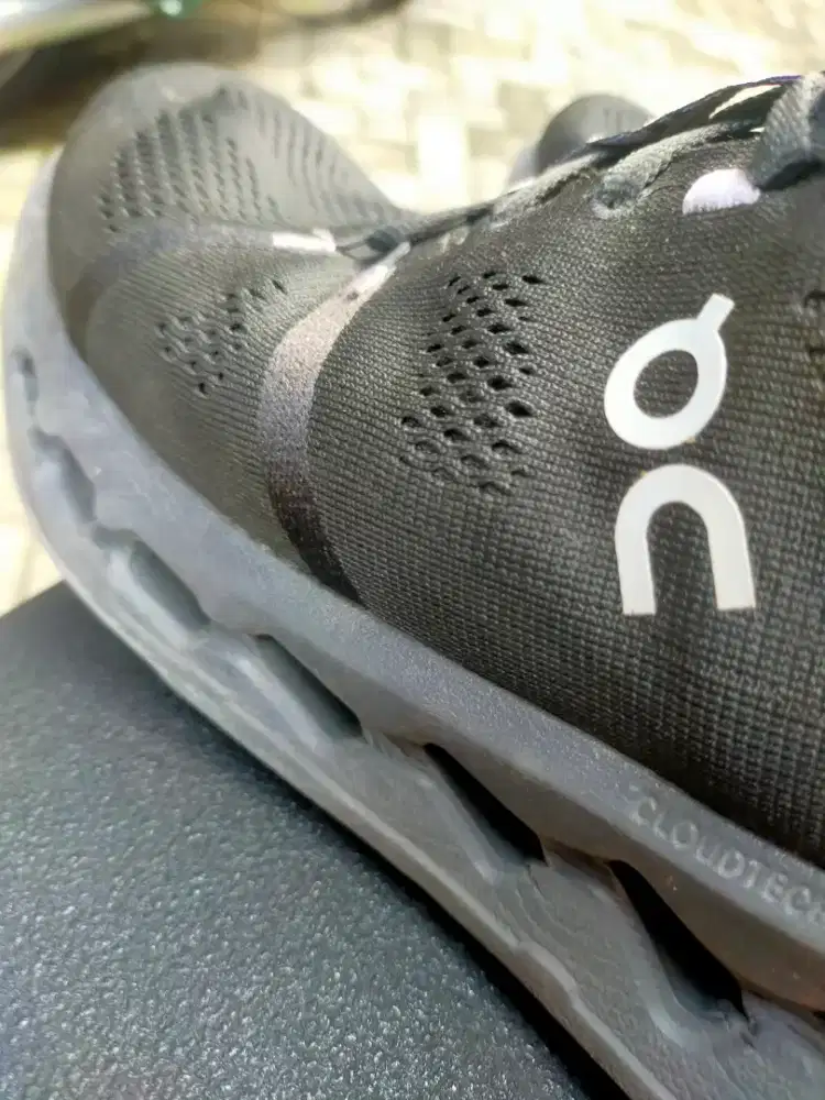 Sepatu Onrunning cloudsurfer Warna full black