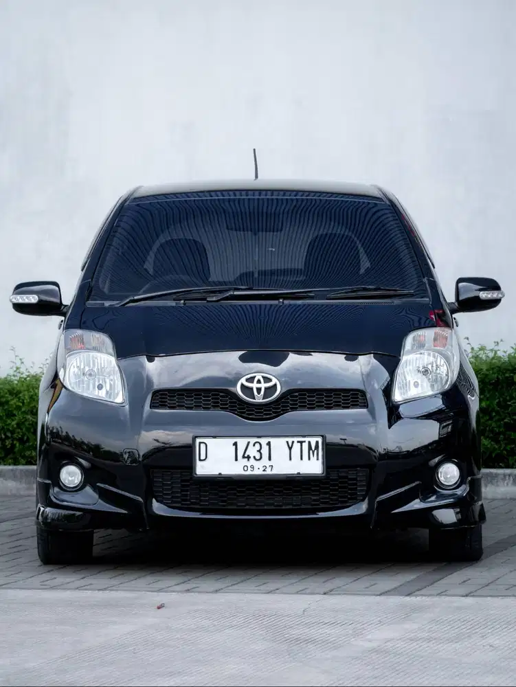 Toyota Yaris e AT 2012 hitam