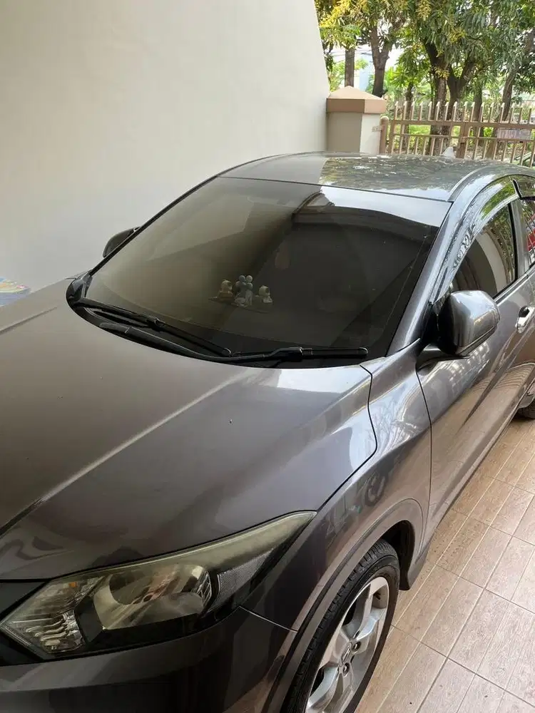 Honda HR-V abu-abu tahun 2017