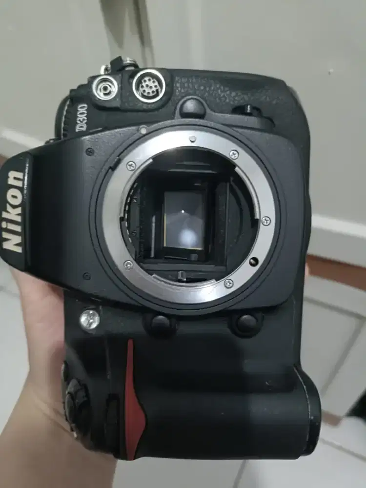 NIKON D300 BODY ONLY