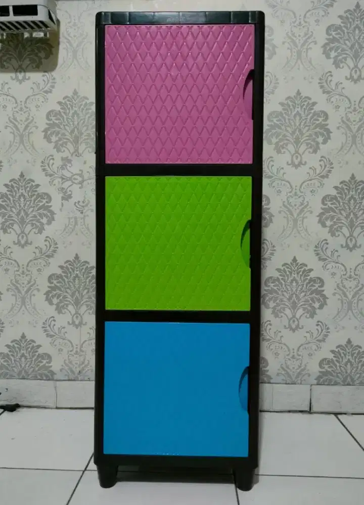 Lemari baru warna warni