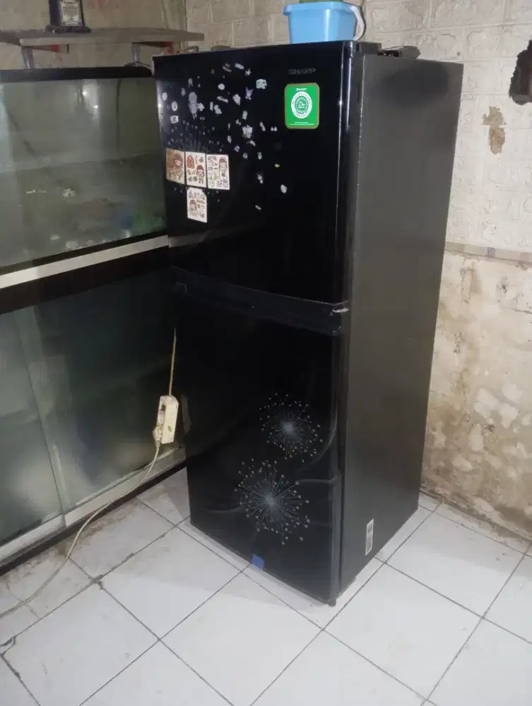 Kulkas 2 pintu merk Sharp