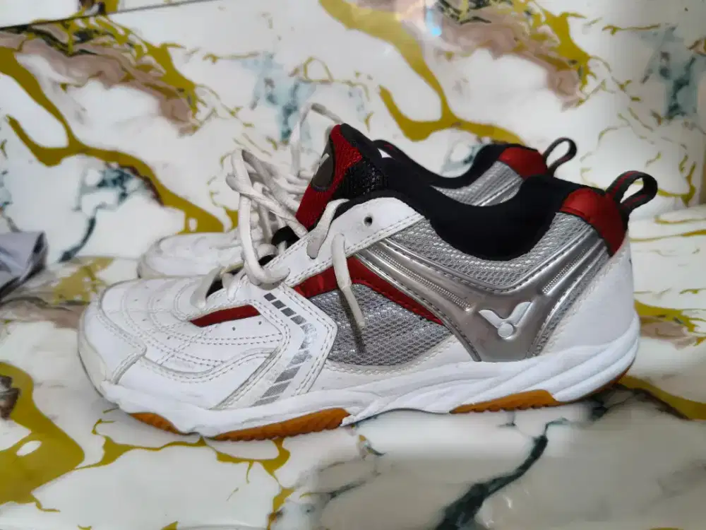 Sepatu badminton Victor size 41