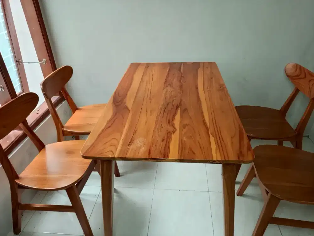 Di jual satu set meja makan kayu jati