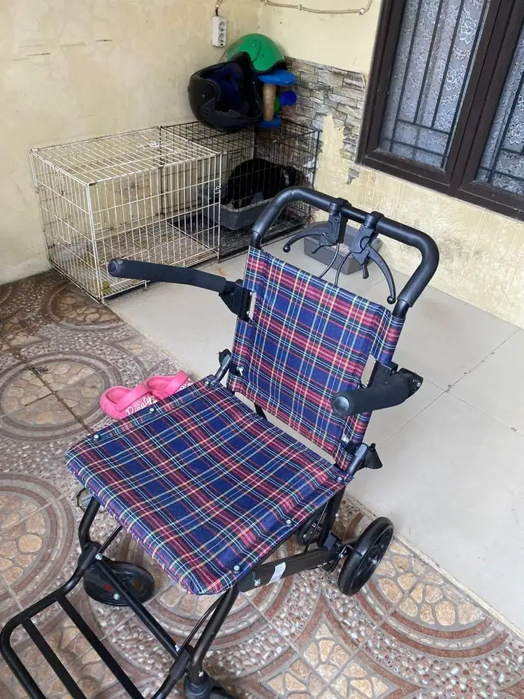 Kursi roda lipat praktis