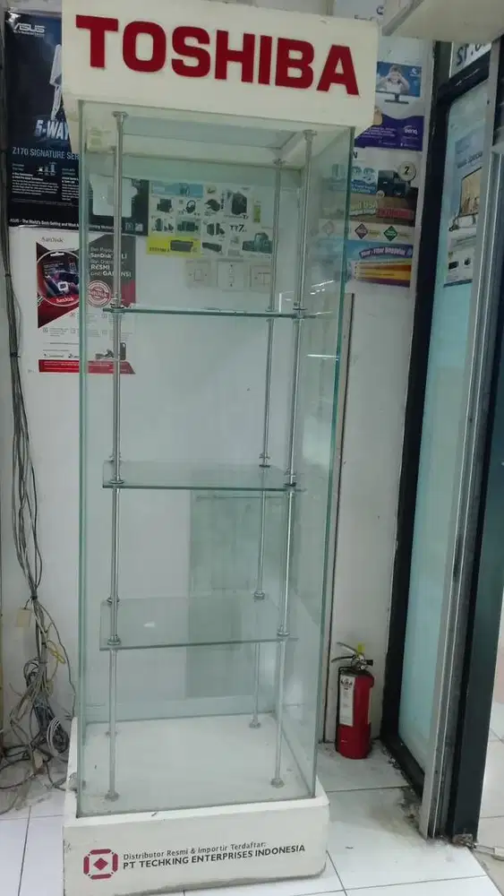 Etalase kaca toko