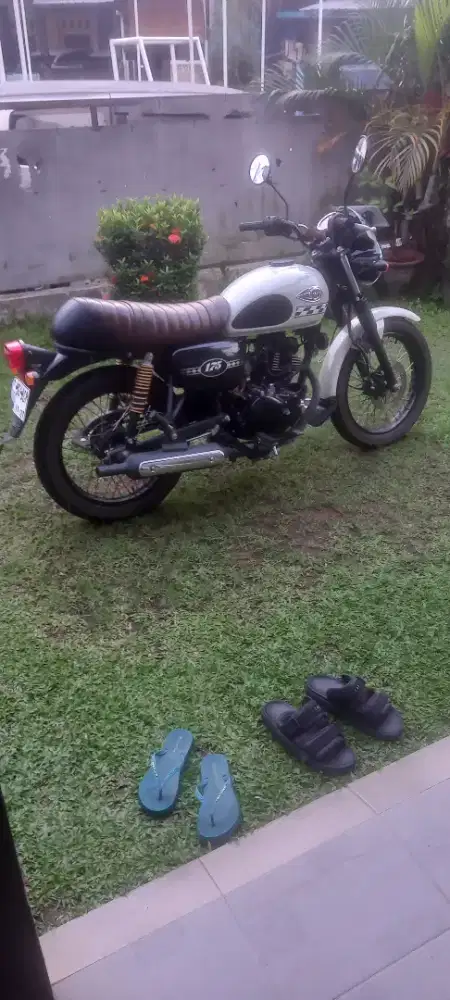 Kawasaki W175 Tahun 2022 (putih)