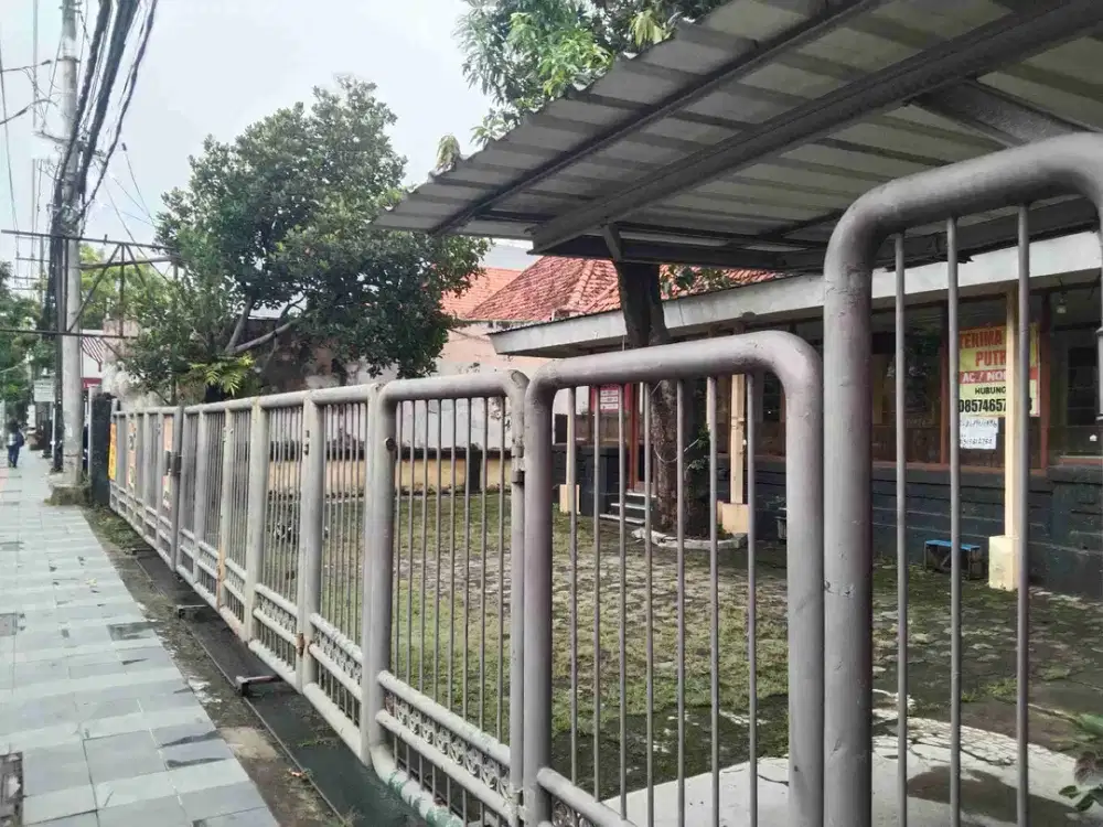 Rumah Vintage Lokasi Jalan Raya Ambengan Kawasan Pusat Kota Luas 699 Meter