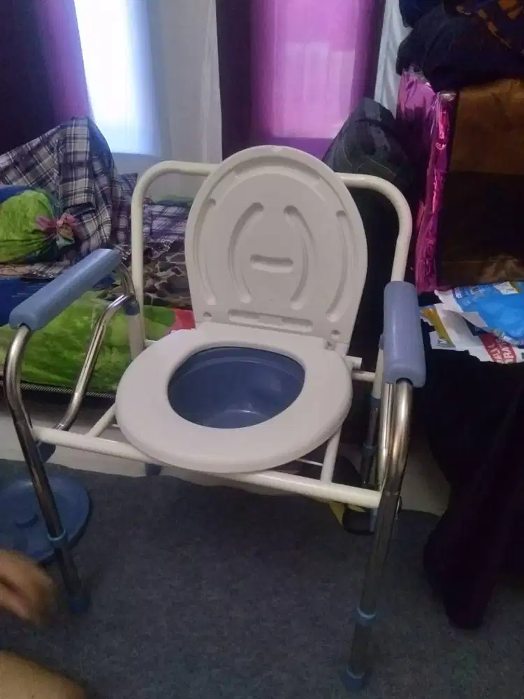 KURSI TOILET DUDUK PORTABLE