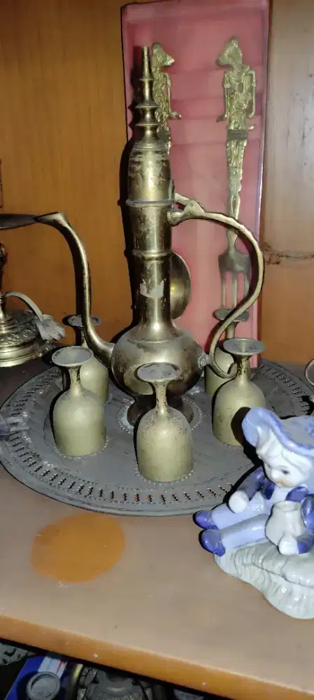 Berbagai ornamen kuningan