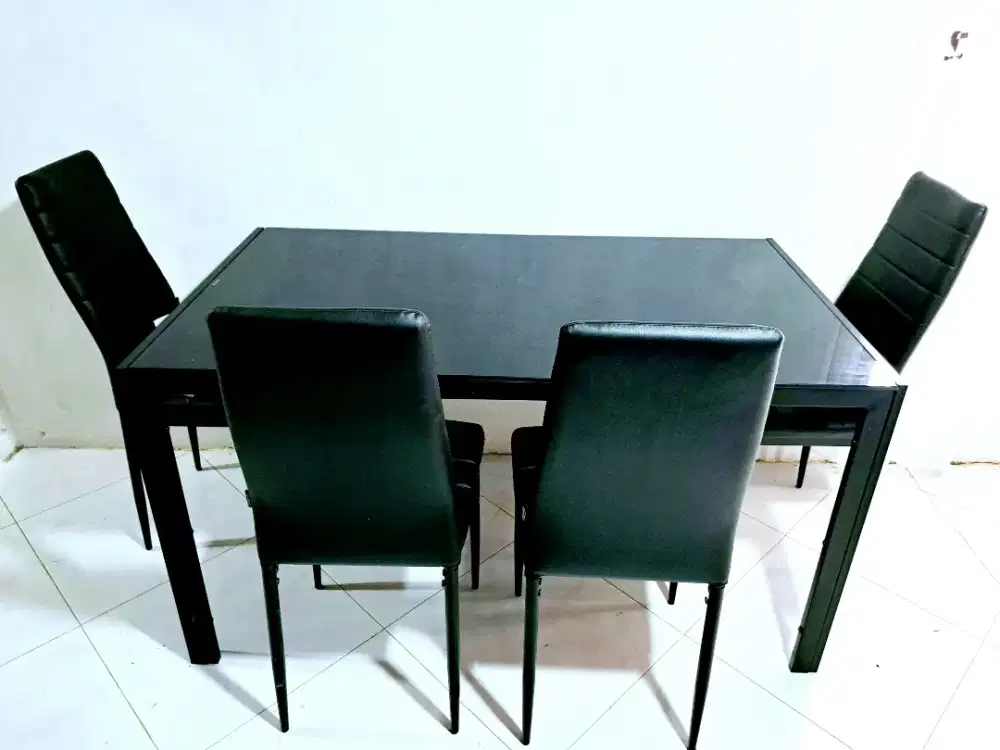 Meja makan dan kursi informa