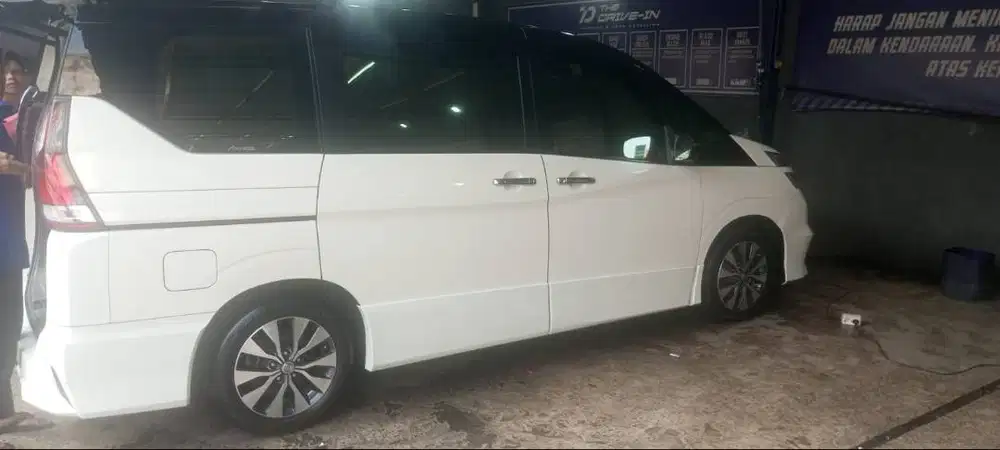nissan serena hws putih