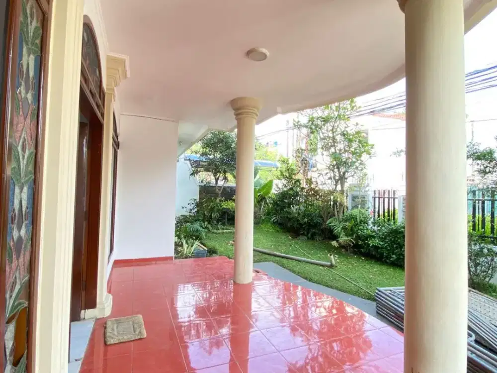 RUMAH MEWAH JALAN UTAMA DEKAT MARANATHA SYP DR SUTAMI HARGA NEGO