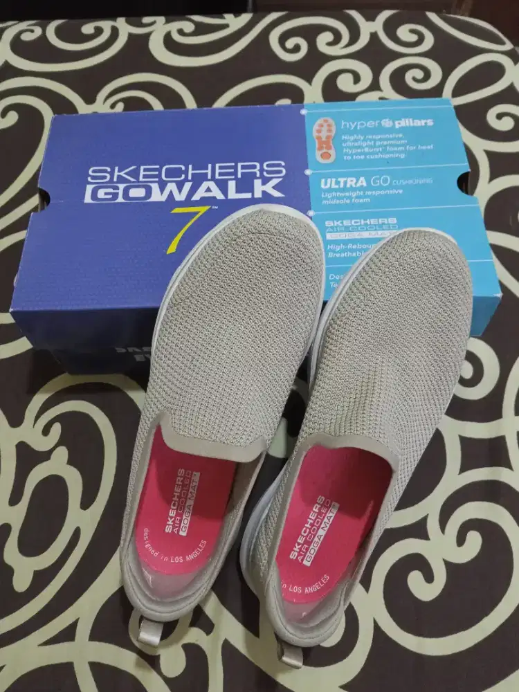 Sepatu wanita
SKECHERS