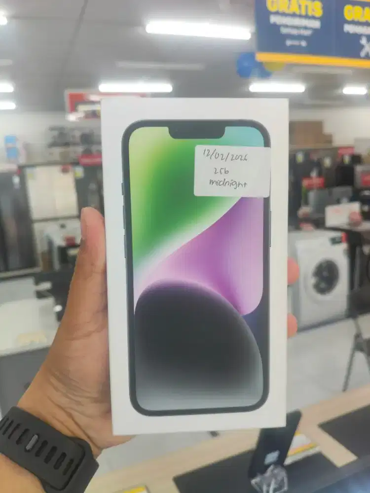 iPhone 14 6/256GB midnight Dapatkan Voucher 500k garansi resmi iBox