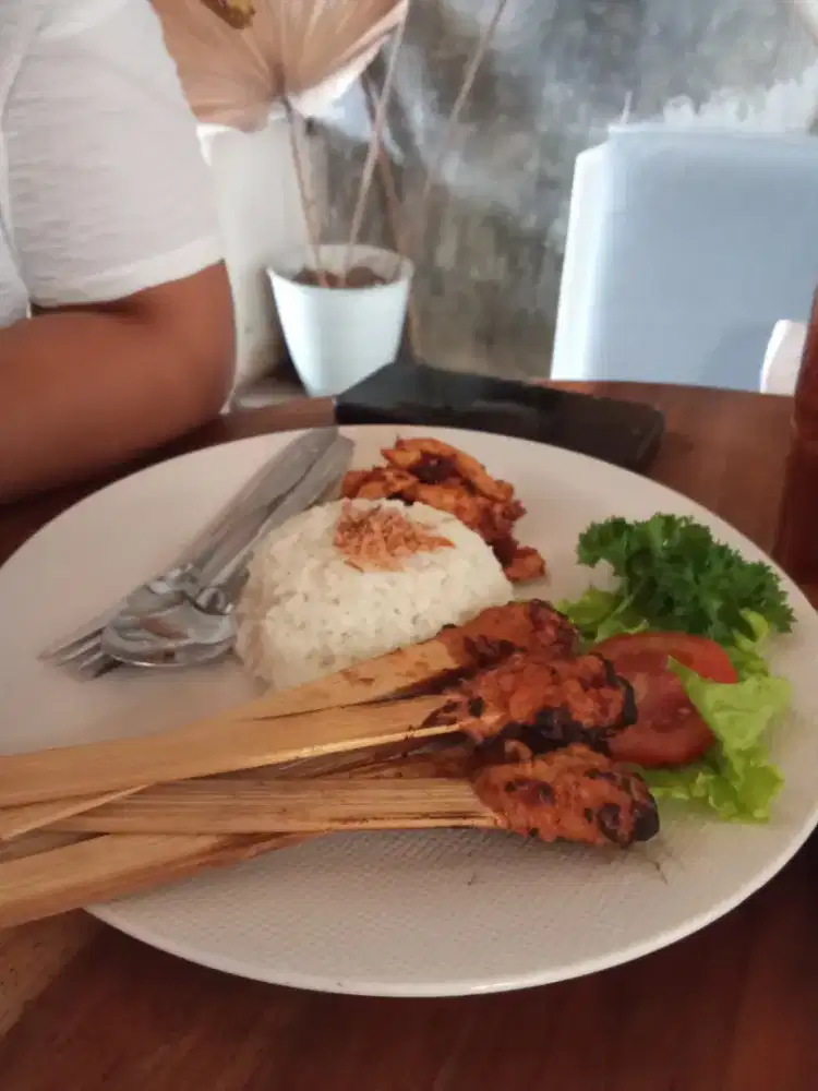 Di butuhkan pegawai rumah makan dan art