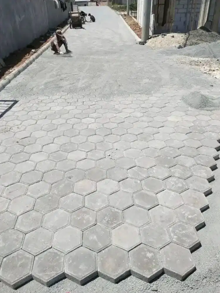 Pemasangan paving dan pembersihan lahan
