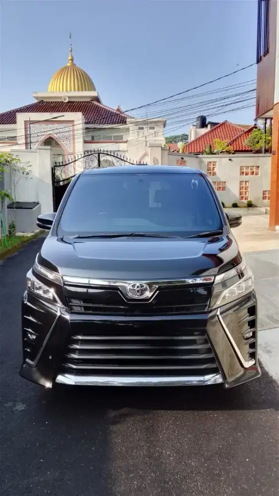 Toyota Voxy 2.0 AT 2018