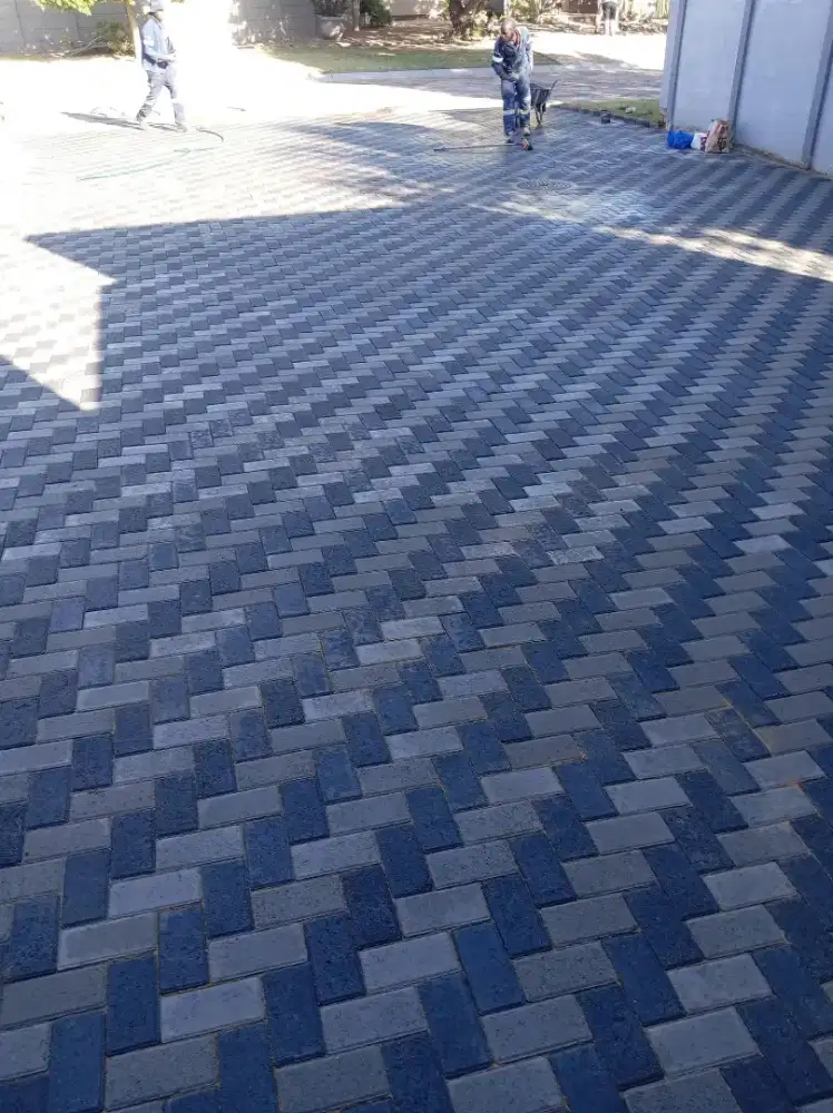 Pemasangan paving dan pembersihan lahan